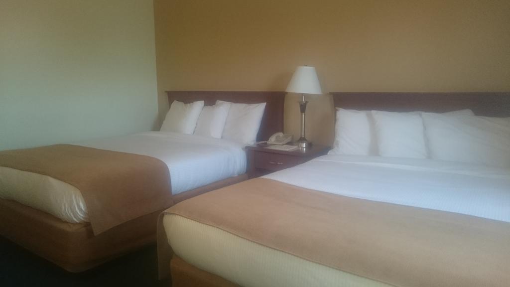 Ptarmigan Inn Hay River Room photo