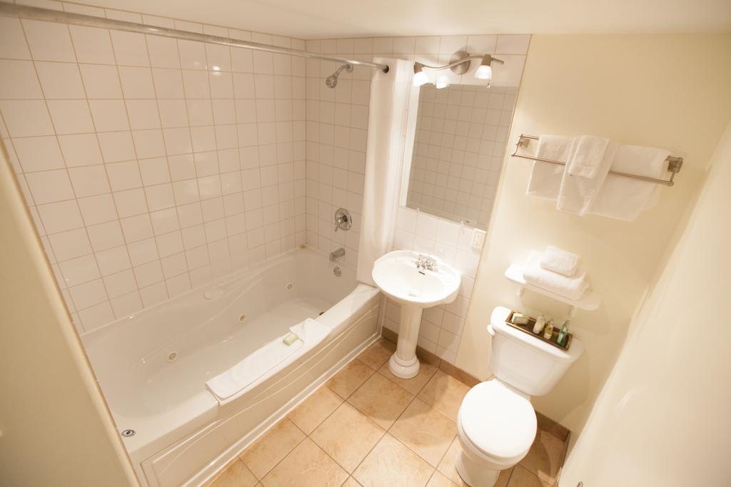 Ptarmigan Inn Hay River Room photo