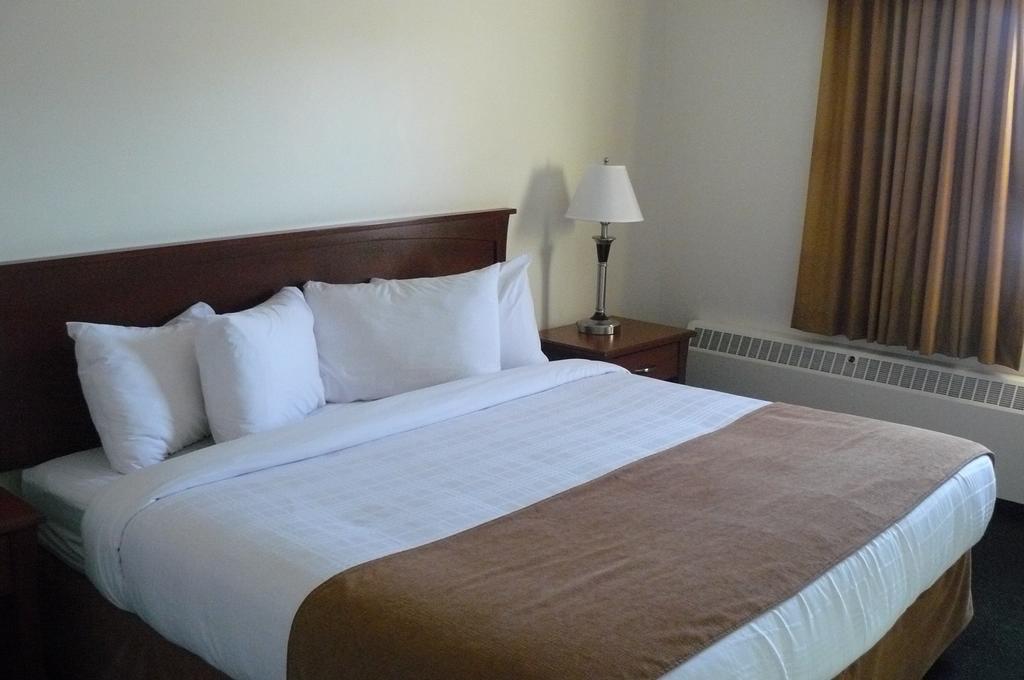 Ptarmigan Inn Hay River Room photo